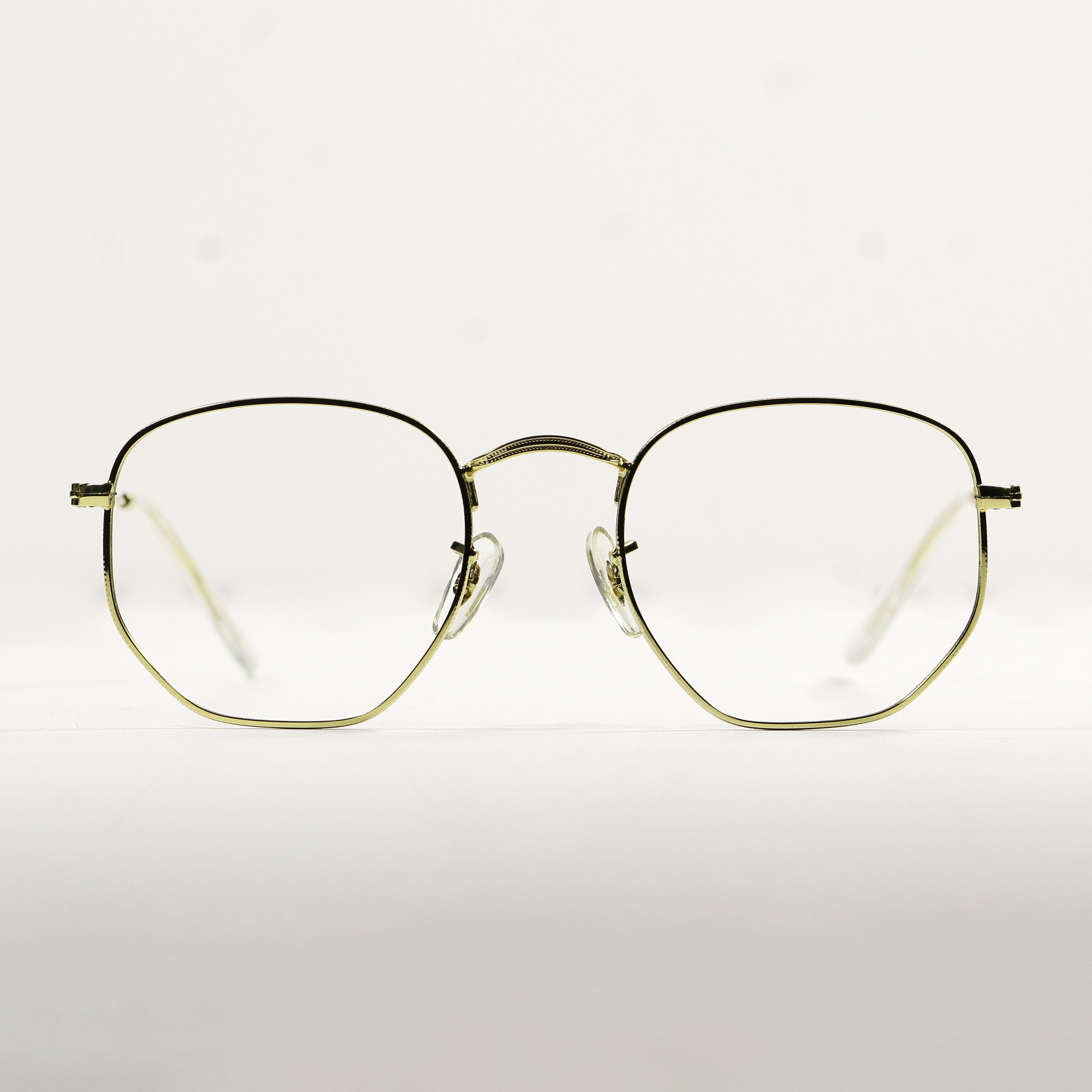 Aguilucho - Ecolentes - Con un diseño que evoca la majestuosidad y la agilidad del aguilucho, estos lentes capturan la esencia de su elegancia y poder con un estilo audaz y contemporáneo.