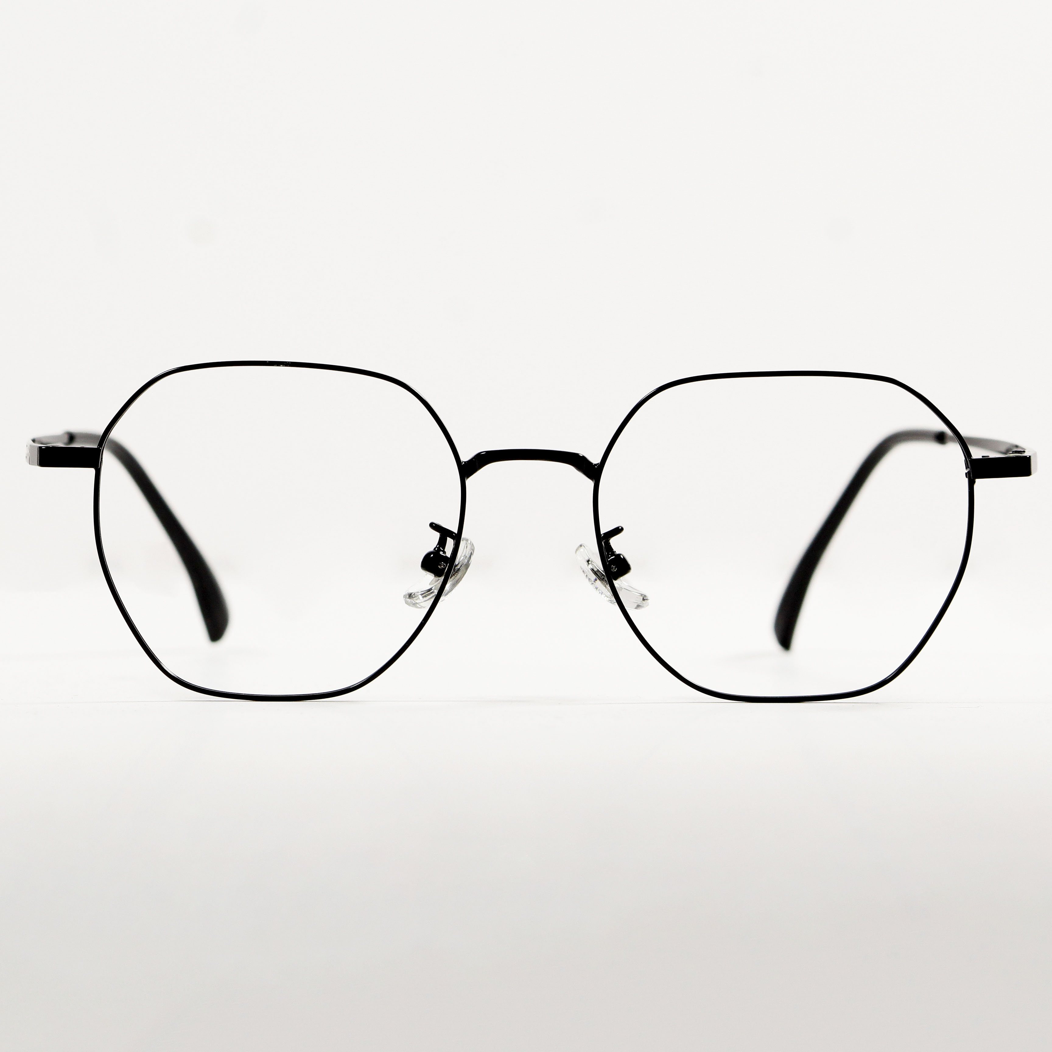 Basalto - Ecolentes - Inspirado en la fuerza y textura de esta roca volcánica, este modelo destaca por su diseño sólido y moderno, ideal para un estilo audaz.